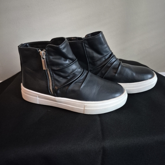 Shoes - Picture 2 of 4